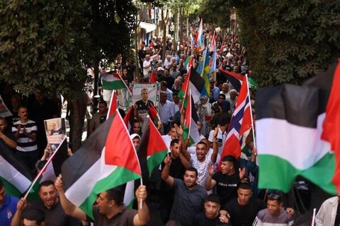 Palästinenser skandieren Slogans während einer Kundgebung in Ramallah im von Israel besetzten Westjordanland am 23. September 2025.