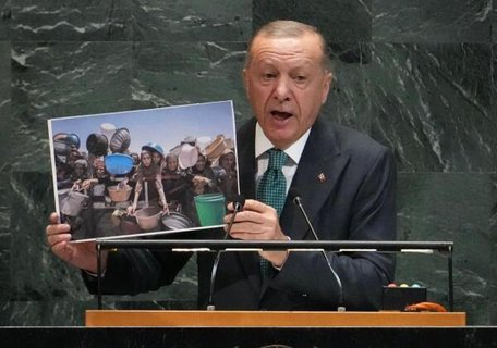 Der türkische Präsident Recep Tayyip Erdogan hält ein Foto von Menschen in Gaza hoch, während er am 23. September 2025 bei der Generaldebatte der Generalversammlung der Vereinten Nationen im UN-Hauptquartier in New York City spricht.