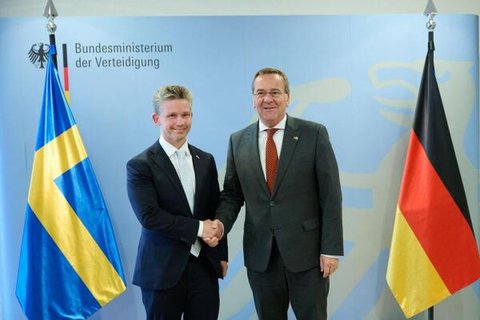 Boris Pistorius (SPD), Bundesverteidigungsminister, gibt Pål Jonson, Verteidigungsminister von Schweden, im Bundesministerium der Verteidigung die Hand. 