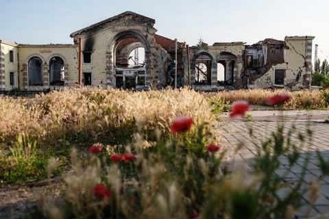 Blick auf ein Gebäude des Bahnhofs, das durch russische Militärschläge in der Frontstadt Kostiantynivka schwer beschädigt wurde.