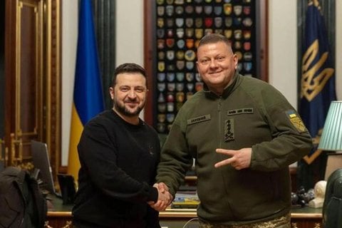 Auf diesem vom Pressebüro des ukrainischen Präsidenten zur Verfügung gestellten Foto schütteln sich Wolodymyr Selenskyj, Präsident der Ukraine, und Walerij Saluschnyj,  damaliger Oberbefehlshaber der ukrainischen Streitkräfte, während ihres Treffens die Hände (Archivbild).