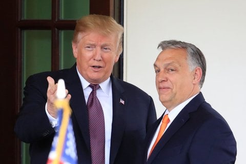 Donald Trump (l), Präsident der USA, begrüßt Viktor Orban