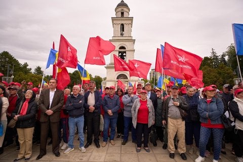 Anhänger halten Fahnen bei einer Kundgebung des russlandfreundlichen Patriotischen Wahlblocks vor den Parlamentswahlen am 28. September in Moldau.