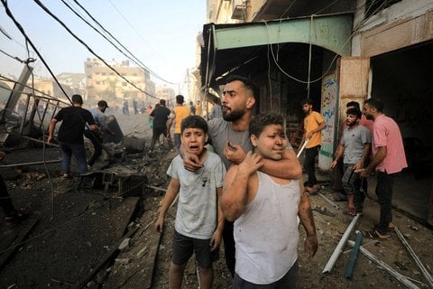Palästinenser suchen nach einem israelischen Angriff nach Überlebenden.