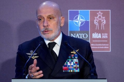 Der Vorsitzende des Nato-Militärausschusses, Admiral Giuseppe Cavo Dragone, nimmt am 27. September 2025 an einer Pressekonferenz in Riga, Lettland, teil.