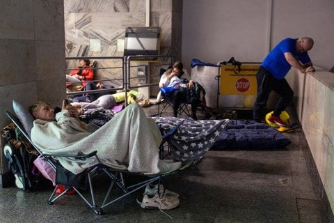 Menschen suchen Schutz in einer U-Bahn-Station vor den Luftangriffen.