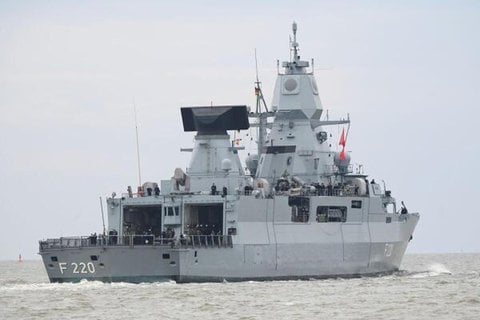 Die Fregatte „Hamburg“ auf dem Weg ins Fahrwasser der Weser (Archivbild).