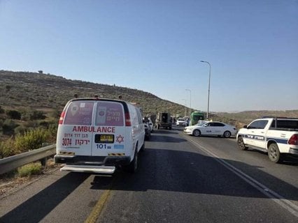 Bei einer mutmaßlichen Autoattacke im Westjordanland ist ein Israeli schwer verletzt worden.