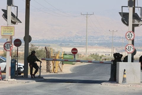 Ein Mitglied der israelischen Sicherheitskräfte steht an der Allenby-Brücke, einem Grenzpunkt zwischen Jordanien und dem besetzten Westjordanland, Wache.
