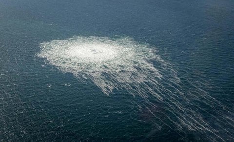 Gasblasen steigen nach dem Anschlag auf die Pipeline Nord-Stream-2 in der Ostsee auf.