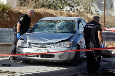 Israelische Polizisten am Tatort eines Vorfalls.