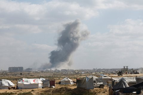 Rauch steigt nach israelischen Angriffen in Gaza-City auf.