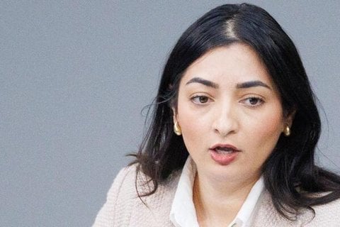 Reem Alabali Radovan (SPD), Bundesministerin für wirtschaftliche Zusammenarbeit und Entwicklung, spricht im Plenum des Bundestags (Archivbild).