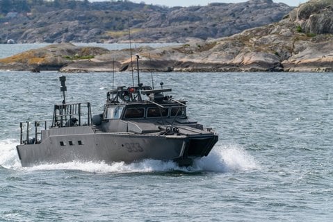 Ein Schnellboot der schwedischen Küstenwache ist im Einsatz.
