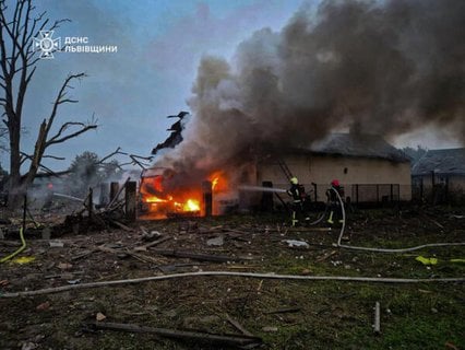 Feuer nach russischen Luftangriffen in der Region Lwiw
