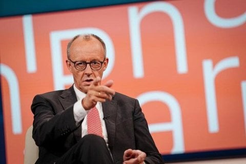Bundeskanzler Friedrich Merz (CDU) gestikuliert zu Beginn der Aufzeichnung des ntv Talks „Pinar Atalay“.