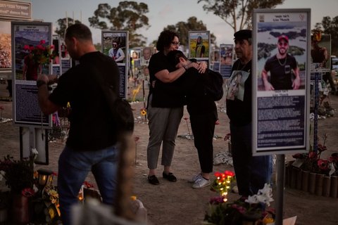 Menschen besuchen den Ort des Nova-Musikfestivals, bei dem Hunderte von Feiernden getötet und von der Hamas entführt und in den Gazastreifen verschleppt wurden.
