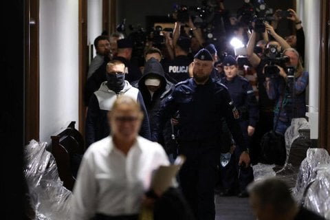 Der ukrainische Taucher Wolodymyr Z., der von Deutschland wegen seiner mutmaßlichen Beteiligung an den Explosionen im Jahr 2022 gesucht wird, bei denen die Nord-Stream-Pipeline beschädigt wurden, wird am 1. Oktober 2025 von der polnischen Polizei zum Bezirksgericht in Warschau begleitet. (Archivbild)