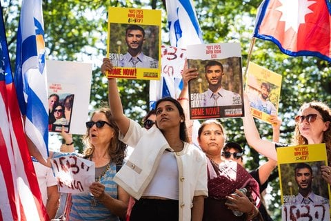Die Schwester des in Gaza gefangengehaltenen Bipin Joshi, hält ein Foto ihres Bruders bei einer Kundgebung im Central Park hoch.