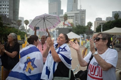 Menschen versammeln sich auf dem Geiselplatz in Tel Aviv, um das Waffenstillstandsabkommen zu feiern.
