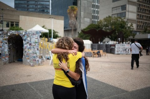 Zwei Israelis umarmen sich