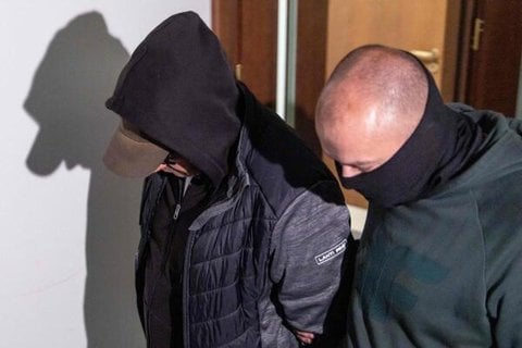 Ein Polizeibeamter begleitet den Ukrainer Wolodymyr Z. (links) aus dem Gerichtssaal des Warschauer Landgerichts (Archivbild)