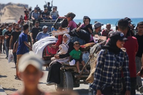 Zahlreiche Palästinenser machen sich auf den Weg entlang der Al-Rashid-Straße von Nuseirat im zentralen Gazastreifen in Richtung Gaza-Stadt.