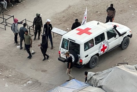 Die Hamas soll dem Internationalen Rotem Kreuz die 20 noch lebenden Geiseln an verschiedenen Orten in Gaza übergeben. 