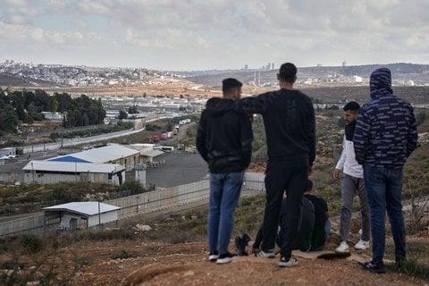 Palästinenser blicken auf das israelische Ofer-Gefängnis in der Stadt Betunia im Westjordanland, und warten auf die Freilassung palästinensischer Gefangener im Rahmen eines Austauschs gegen israelische Geiseln im Gazastreifen.