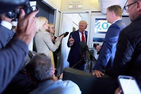 Trump spricht mit Reportern an Bord der Air Force One.