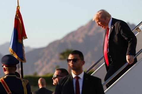 US-Präsident Donald Trump steigt aus der Air Force One, als er in Ägypten eintrifft.
