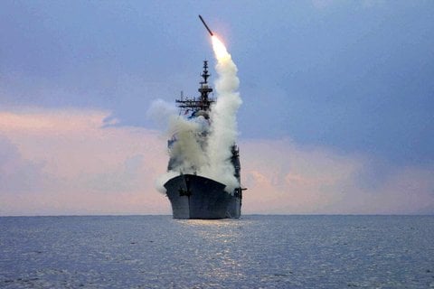 Tomahawk-Rakete wird von einem US-Schiff abgeschossen.