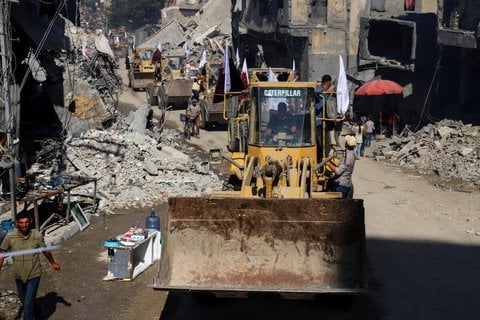 Katar hat offensichtlich gleich nach dem Waffenstillstand eine ganze Flotte an Baggern in den Gazastreifen geschickt.