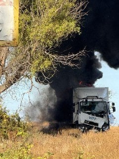 Auf einem beschädigten LKW steht „WFP“, die Abkürzung steht für das Welternährungsprogramm der Vereinten Nationen.