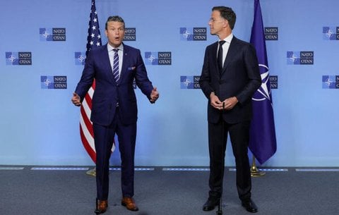 US-Verteidigungsminister Pete Hegseth und Nato-Generalsekretär Mark Rutte nehmen am 15. Oktober 2025 an einem Treffen der Nato-Verteidigungsminister im Hauptquartier des Bündnisses in Brüssel, Belgien, teil.