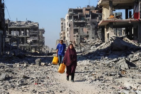 In Gaza-Stadt holen Zivilisten mit Kanistern Wasser.