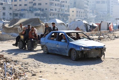 Ein improvisierter Anhänger transportiert in Gaza-Stadt Menschen.