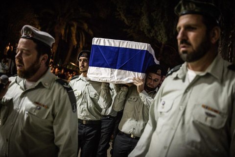 Soldaten tragen den Sarg mit der Leiche von Daniel Peretz bei seiner Beerdigung.
