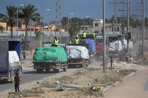LKW mit Hilfsgütern des Welternährungsprogramms (WFP) fahren am 17. Oktober 2025 auf einer Straße in Deir el-Balah, nachdem sie den Grenzübergang Kerem Shalom im südlichen Gazastreifen passiert haben.