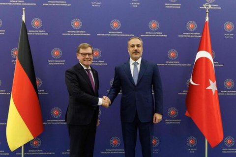 Dieses vom türkischen Außenministerium am 17. Oktober 2025 aufgenommene und veröffentlichte Foto zeigt den türkischen Außenminister Hakan Fidan bei einem Händedruck mit dem deutschen Außenminister Johann Wadephul in Ankara.
