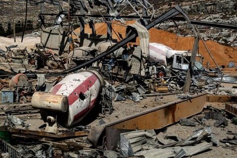 Blick auf die Schäden an einem Zementwerk, die durch israelische Luftangriffe entstanden sind.