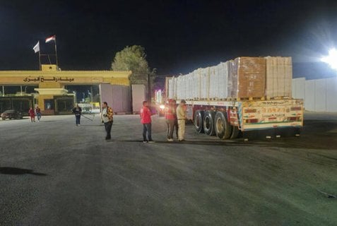 LKW mit humanitären Hilfsgütern stehen an der Grenze in Rafah auf ägyptischer Seite Schlange.