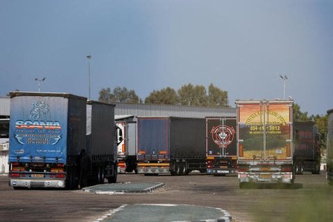 LKW mit Hilfsgütern warten auf der israelischen Seite des Grenzübergangs Kerem Schalom.