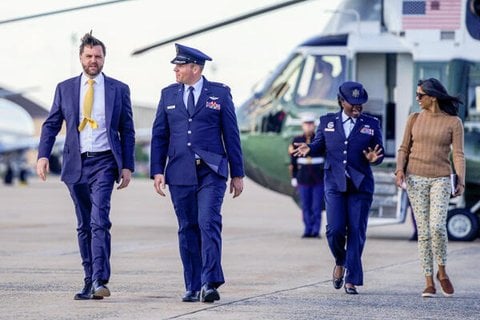 Der US-Vizepräsident JD Vance und die Second Lady Usha Vance gehen am 20. Oktober 2025 auf der Joint Base Andrews in Maryland, USA, an Bord der Air Force Two auf dem Weg nach Israel.