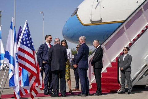 Der US-Vizepräsident JD Vance und die Second Lady Usha Vance werden bei ihrer Ankunft am Ben-Gurion-Flughafen vom israelischen Botschafter in den USA, Yechiel Leiter, dem US-Botschafter in Israel, Mike Huckabee, und dem israelischen Justizminister Yariv Levin begrüßt.