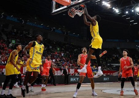 Szene aus der gestrigen Euroleague-Partie zwischen den Tel Aviver Basketballteams Maccabi (geld) und Hapoel (rot) in Sofia.