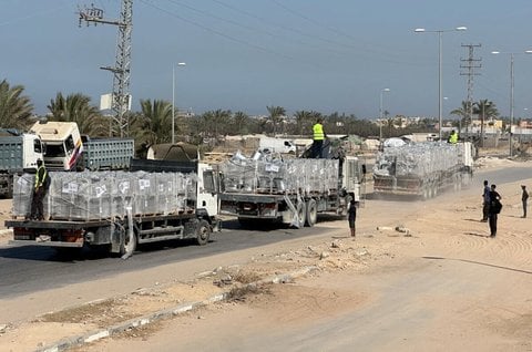 Lkw-Transport von Hilfsgütern in Deir Al-Balah.