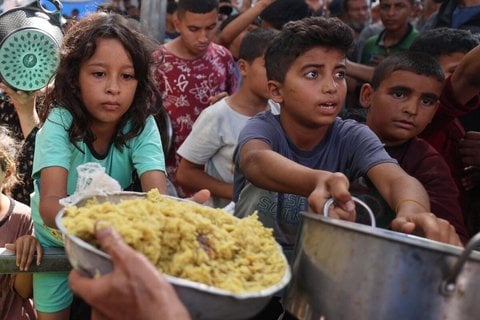 Essensausgabe für palästinensische Geflüchtete im Lager Nuseirat im Gazastreifen.
