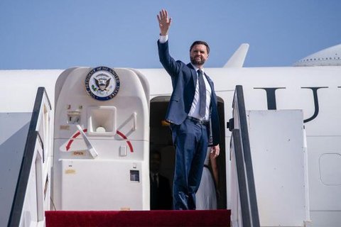 Der US-Vizepräsident JD Vance winkt beim Einsteigen in die Air Force Two auf dem Weg nach Washington, DC, am Ben-Gurion-Flughafen in Tel Aviv am 23. Oktober 2025.