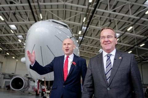 Boris Pistorius (SPD), Bundesminister der Verteidigung, und John Healey, Verteidigungsminister von Großbritannien, verabschieden sich auf der Royal Airbase in Lossiemouth vor dem Seefernaufklärer Poseidon P8.